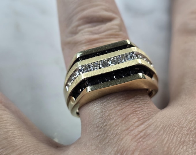 Mens Vintage Estate 14K Yellow Gold Black Diamond Ring 8.4g E3943