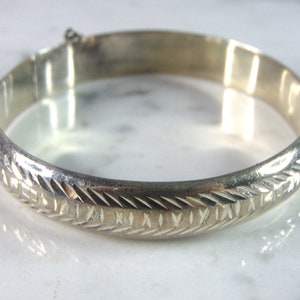 Womens Vintage Estate Sterling Silver Etched Bangle Bracelet 16.1g E1179