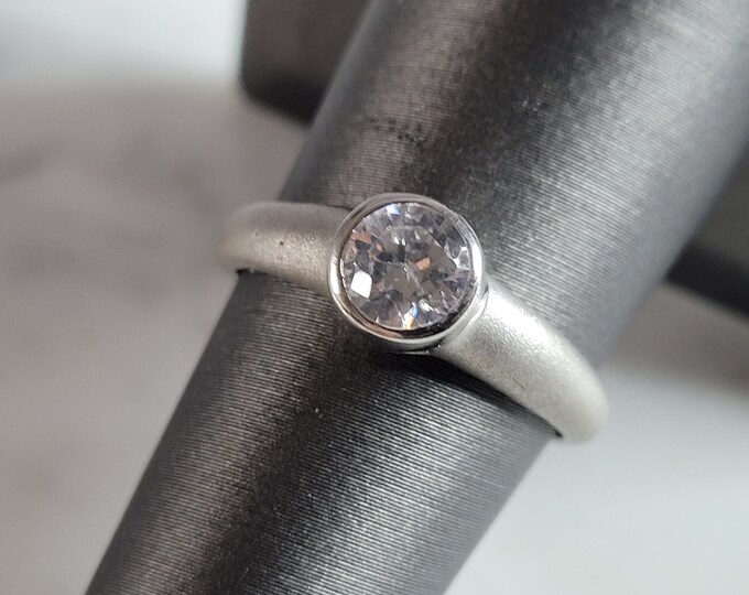 Womens Estate Sterling Silver Modernist CZ Ring 2.2g E6617