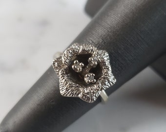 Womens Vintage Estate 14K White Gold Diamond Flower Ring 3.8g E1070