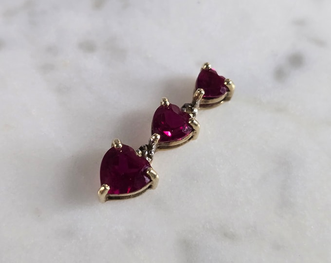 Womens Vintage Estate 10K Gold Garnet ? Heart Pendant  1.3g #E7466