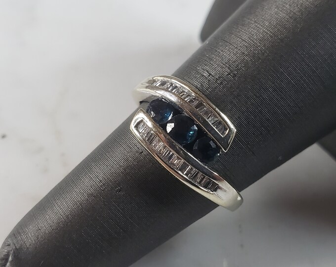 Womens Vintage Estate 10K Gold Sapphire & Diamond Ring 2.2g E1115