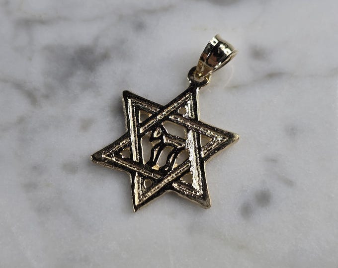 14K Yellow Gold Jewish Judaica Star of David Chai Pendant, 2.1g E7719