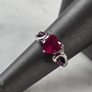 Damring med vintage-smycken i sterlingsilver, rubin och hjärtformad diamant, 3,1 g E828
