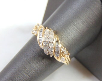 Womens Vintage Estate 10K Yellow Gold & Diamond Cluster Ring 3.4g E1264