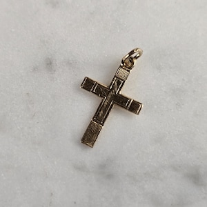 Womens Vintage Estate 14K Yellow Gold Religious Cross Charm Pendant, 0.2g E4397
