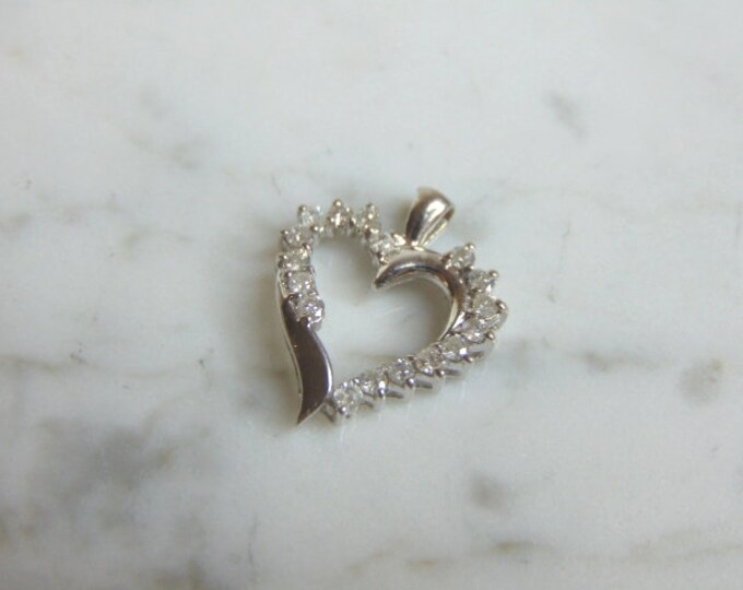 Womens Vintage Estate 10K White Gold Heart Diamond Pendant 2.0g E2308