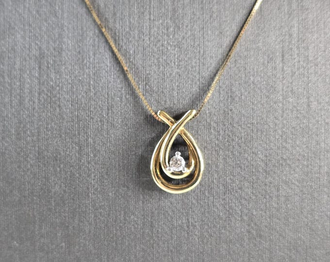 Womens Vintage Estate 10k Gold Necklace w/ Diamond Tear Drop Pendant  2.5g E7824