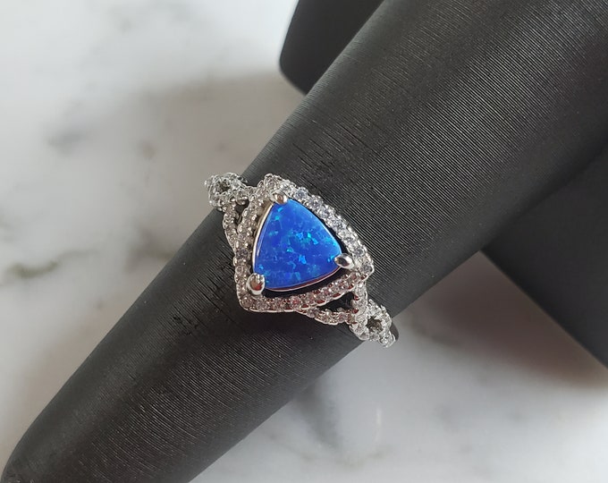 Womens Estate Sterling Silver Modernist Blue Opal Ring 2.9g E4022