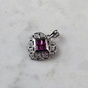 Colgante vintage de oro blanco de 14 quilates con rubí y diamantes en forma de corazón para mujer, 1,8 g, E7881