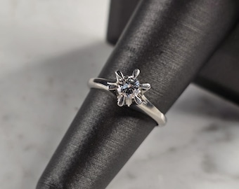 Womens Vintage Estate Platinum Diamond Ring, 5.6g E7975
