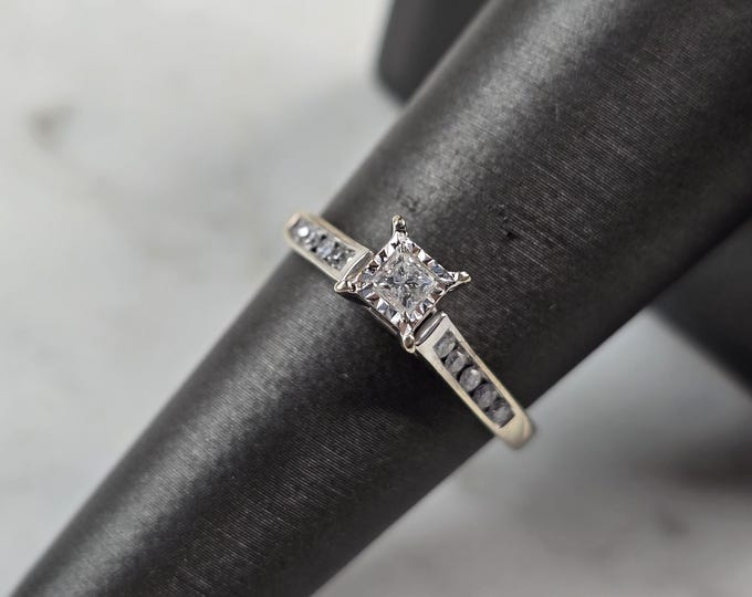 Women's Vintage Estate 10K White Gold Diamond Ring, 1.7g E7059