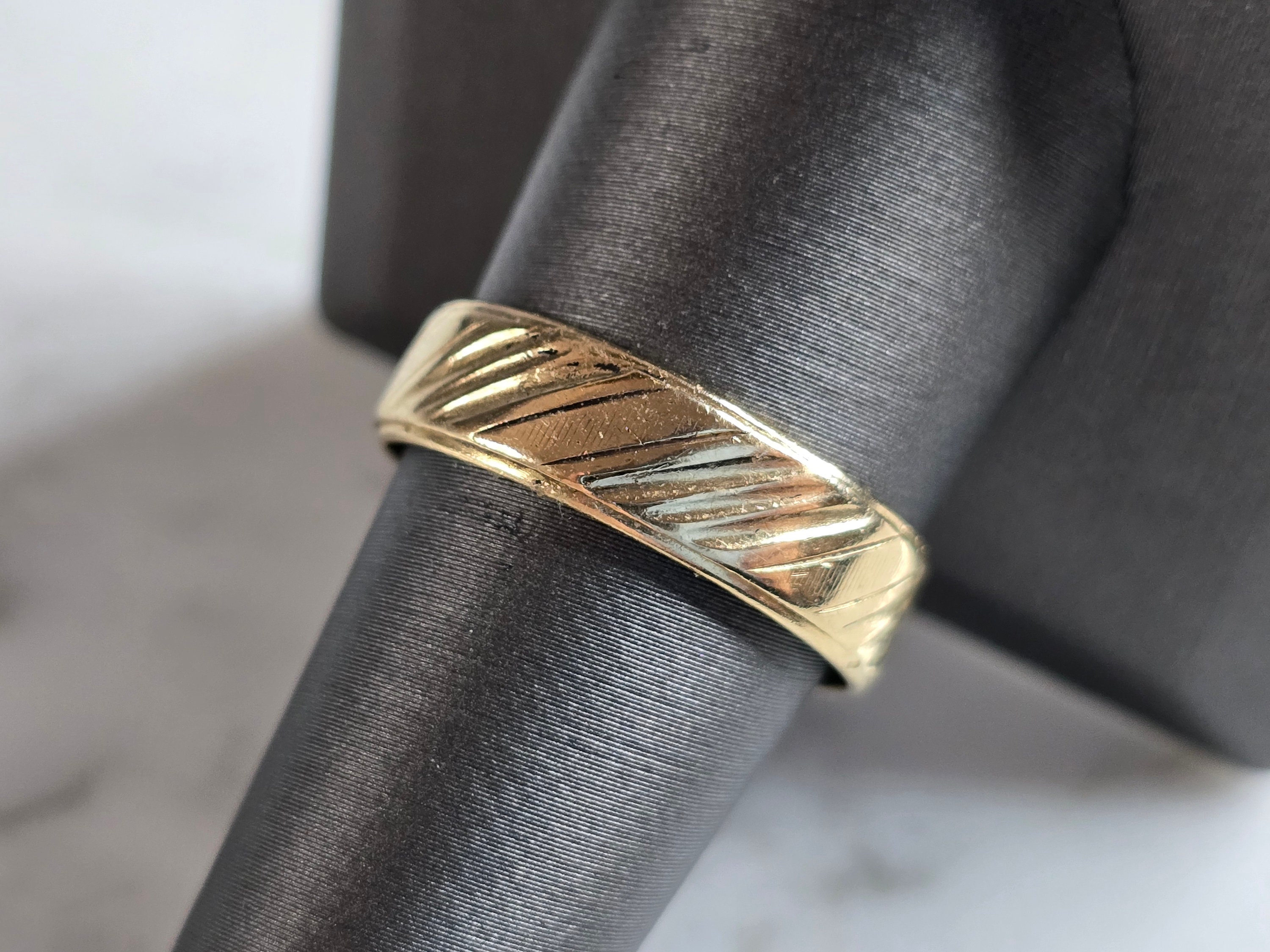Mens Vintage Estate 14K Yellow Gold Wedding Band Ring 4.3g E7940