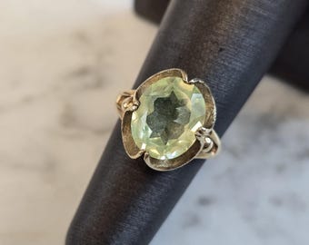 Womens Vintage Estate 10K Yellow Gold Peridot Ring 3.9g E7580