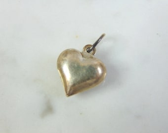 Womens Vintage Estate Sterling Silver Heart Charm 1.1g E4361