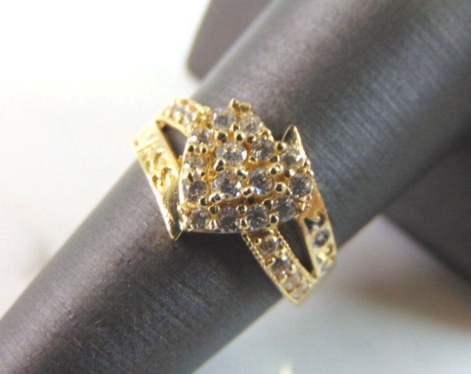 Womens 14K Yellow Gold CZ Heart 2020 Class Ring 3.2g E3440