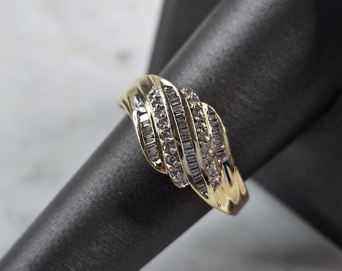 Womens Vintage Estate 10K Yellow Gold Modernist Diamond Ring 4.0g E7034