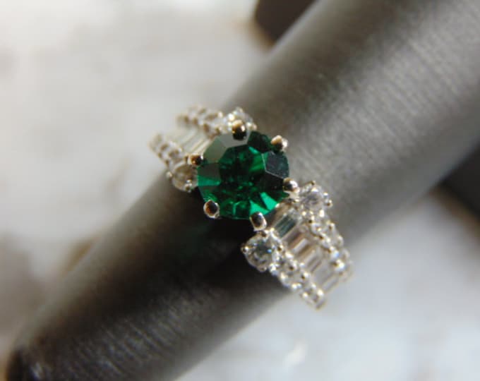 Womens Vintage Estate 14K White Gold Ring w/ Emerald Color Stone & Diamonds 4.4g E3088