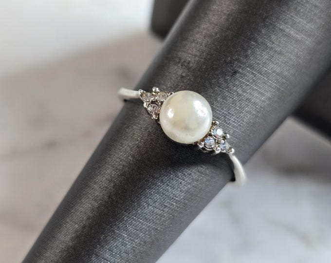 Womens Vintage Estate Sterling Silver Faux Pearl Ring 1.6g E7326