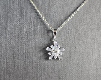 Womens Vintage Estate Sterling Silver CZ Snowflake Pendant Necklace 3.7g E1643