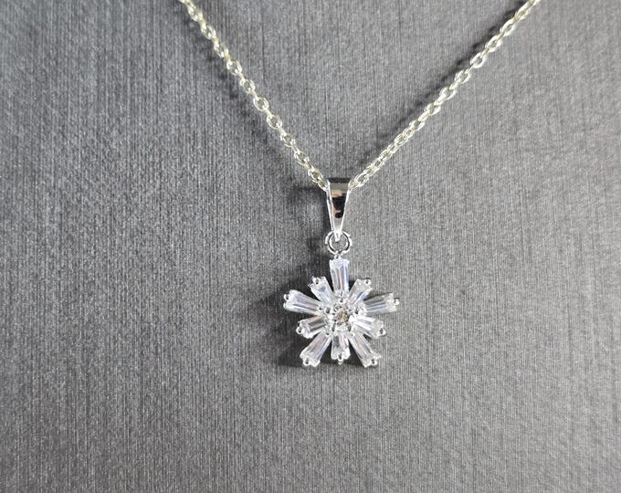 Womens Vintage Estate Sterling Silver CZ Snowflake Pendant Necklace 3.7g E1643