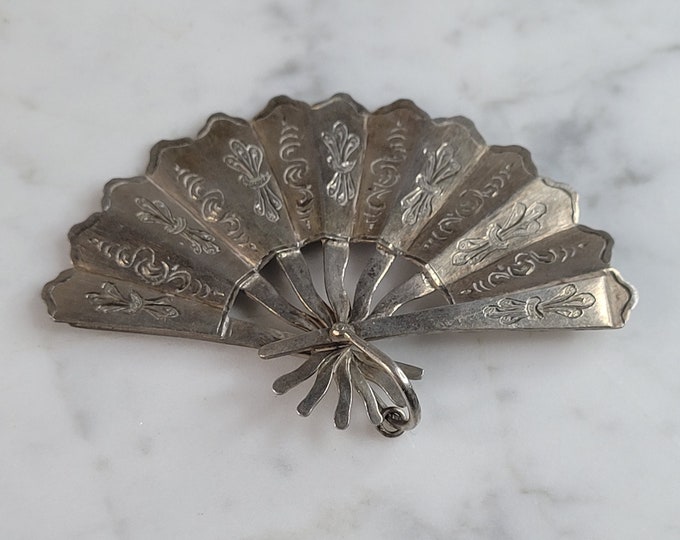 Womens Vintage Estate Sterling Silver Chinese Fan Pendant 15.4g E2157