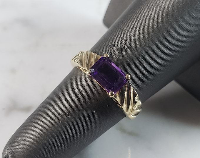 Womens Vintage Estate 10K Yellow Gold Amethyst Ring 2.8g E6244