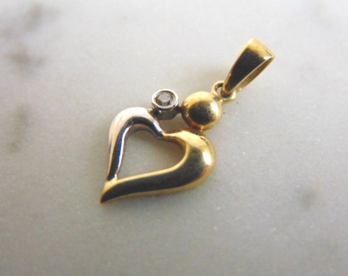 Womens Vintage Estate 10K Gold Heart Diamond Pendant 1.0g E2568