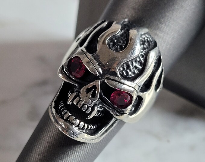 Mens Sterling Silver Ruby Eyed Goth Biker Skull Ring 13.8g E6981