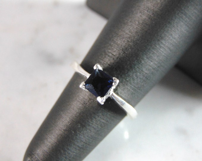 Womens Sterling Silver Ring w/ Sapphire Colored Stone 3.1g E5105