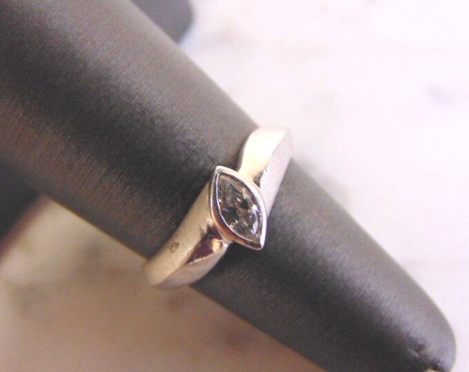 Womens Vintage Estate Sterling Silver Ring w/ Marquise Cut Stone 2.5g #E4058