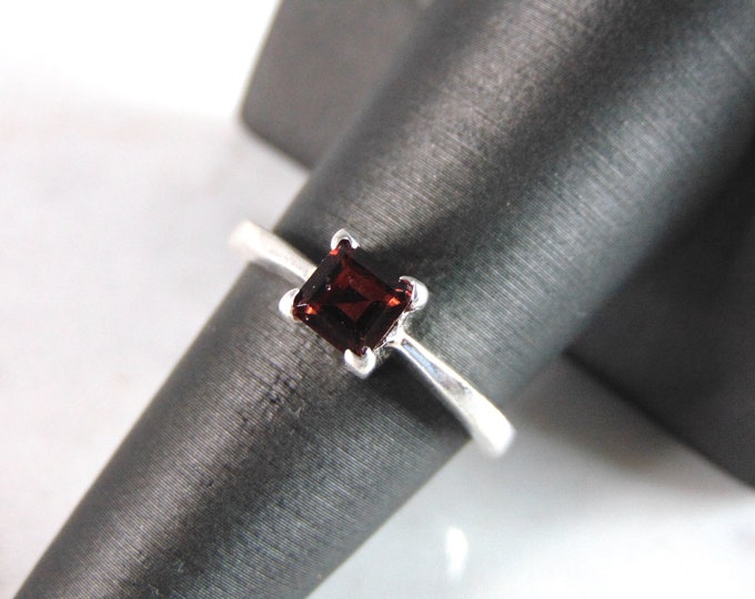 Womens Sterling Silver Ring w/ Garnet Colored Stone 3.9g E5325