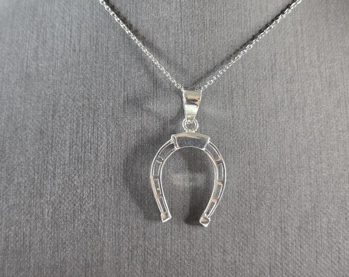 Women Vintage Estate Sterling Silver Lucky Horseshoe Pendant Necklace 4.4g E7996