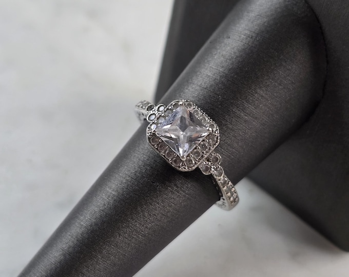 Womens Vintage Estate Sterling Silver CZ Ring 3.8g E6699
