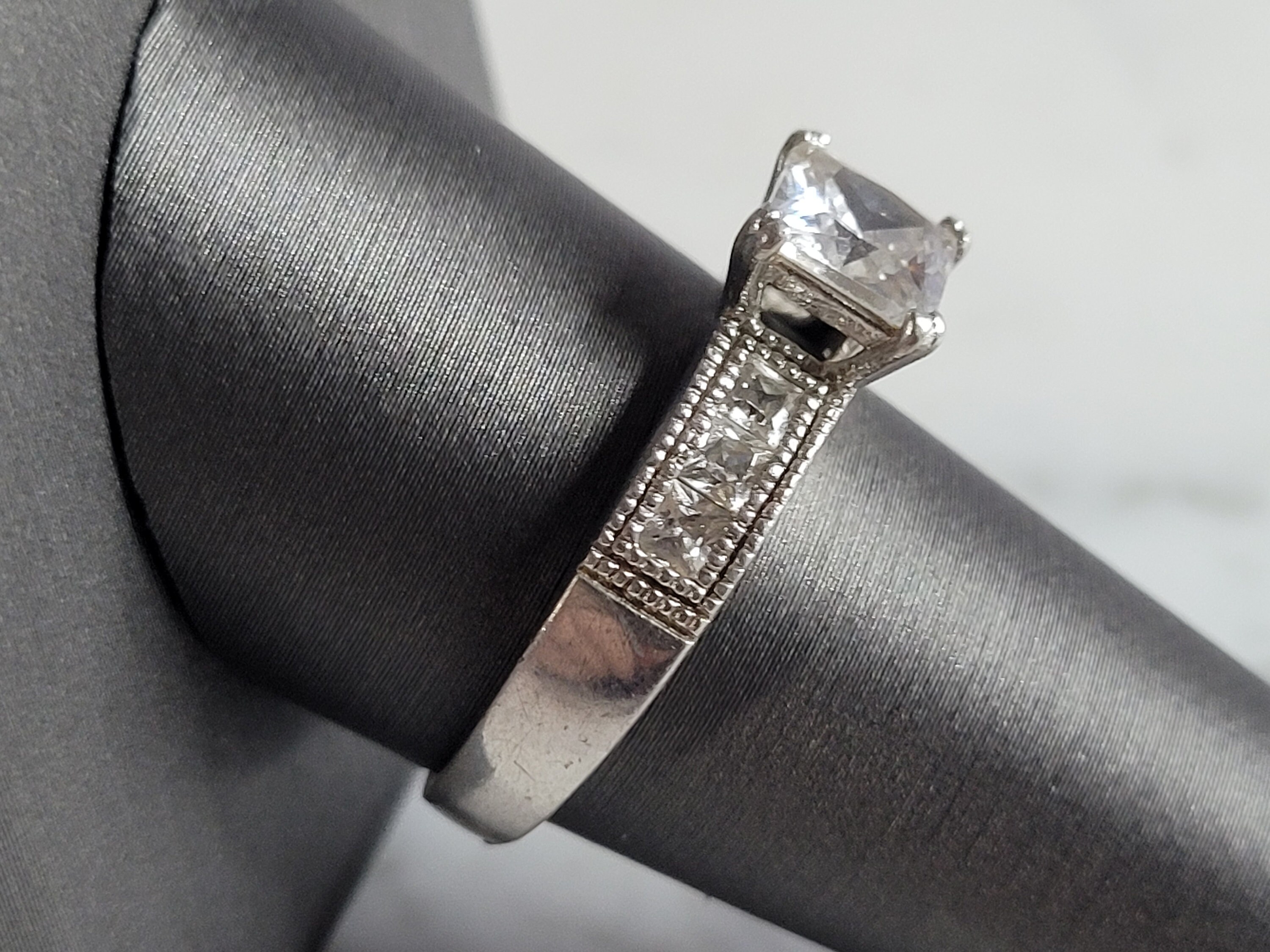 Womens Vintage Estate Sterling Silver Ring W/ Cubic Zirconia