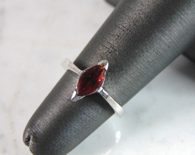 Womens Sterling Silver Ring w/ Garnet Colored Stone 2.6g E5314