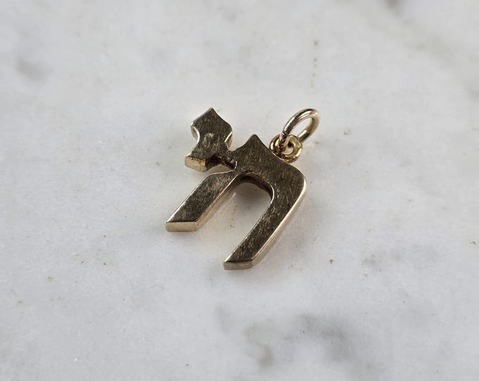 Vintage Estate 14K Yellow Gold Jewish Judaica Hebrew Chai Pendant, 2.1g E6827