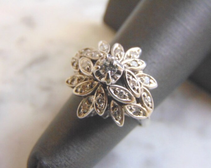 Stunning Women's Vintage Estate 14K White Gold Diamond Flower Ring, 6.1g E811