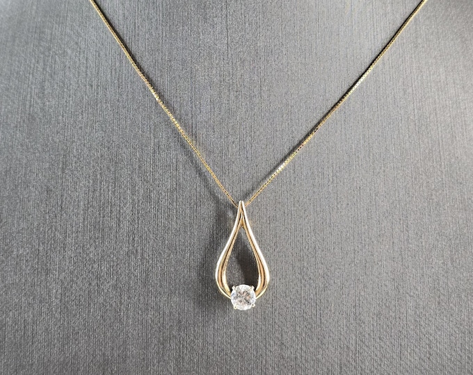 Womens Vintage Estate 14K Gold Tear Drop Diamond Pendant Necklace 2.0g E5121
