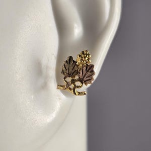 Womens Vintage Estate 10K Gold Grape Leaf Stud Earrings 0.5g #E4814