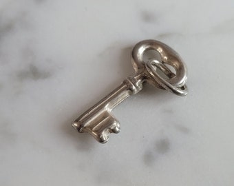 Womens Vintage Estate Sterling Silver Key Charm 1.0g E1680