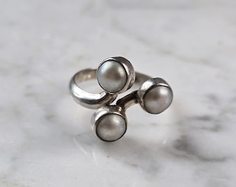 Womens Vintage Estate Sterling Silver Modernist Faux Pearl Ring 4.9g E4109