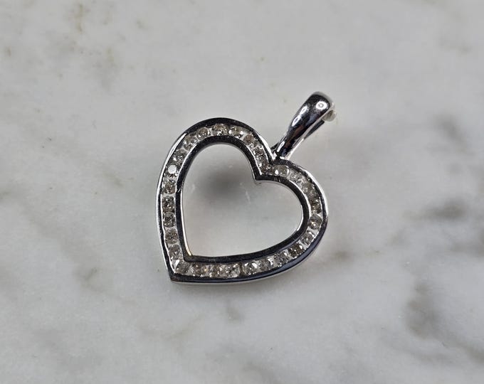 Womens Vintage Estate 10K White Gold Diamond Heart Pendant 2.0g E894