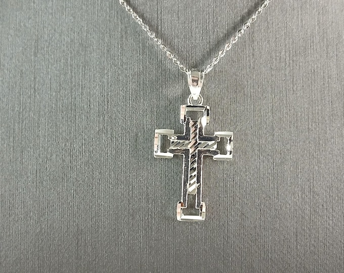 Womens Sterling Silver Religious Cross Pendant Necklace 4.0g E6588