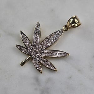 Blinged Out 14 kt geelgouden marihuanapotbladhanger, 3,7 g E843