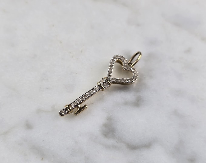 Womens Vintage Estate 10K Gold Diamond Key Heart Pendant 0.8g E1457