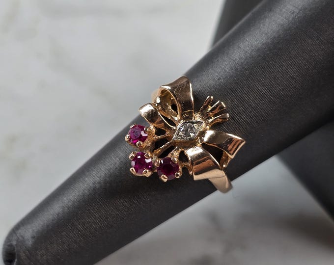 Womens Vintage Estate 18K Rose Gold Diamond Ruby Bow Ring, 3.7g E5510