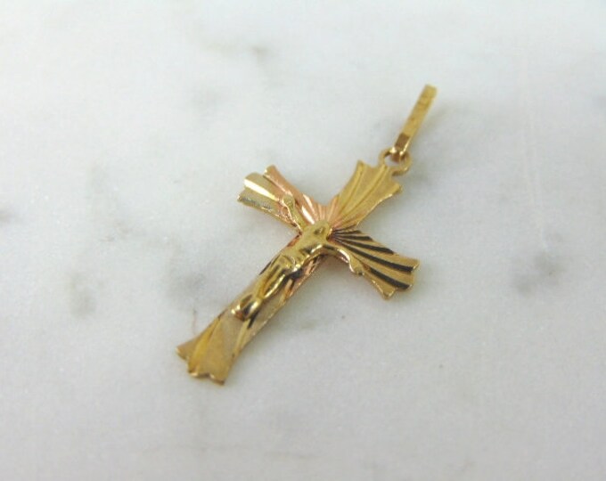 Vintage Estate 14K Multi Tone Gold Religious Cross Pendant, 0.7g E822