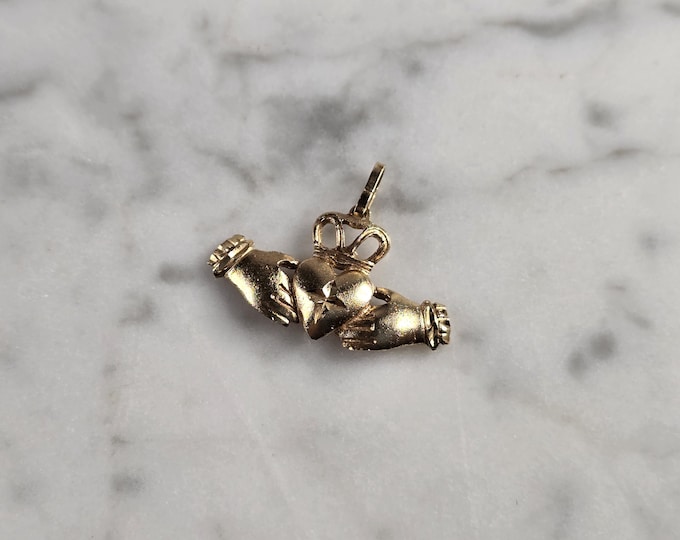 Lovely Vintage Estate 14K Gold Irish Claddagh Pendant 1.4g E4396