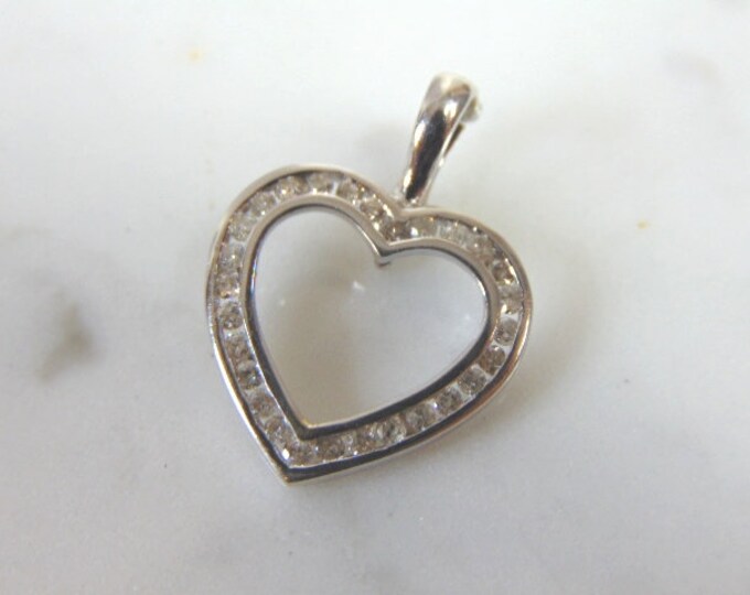 Womens Vintage Estate 10K White Gold Diamond Heart Pendant 2.0g E894